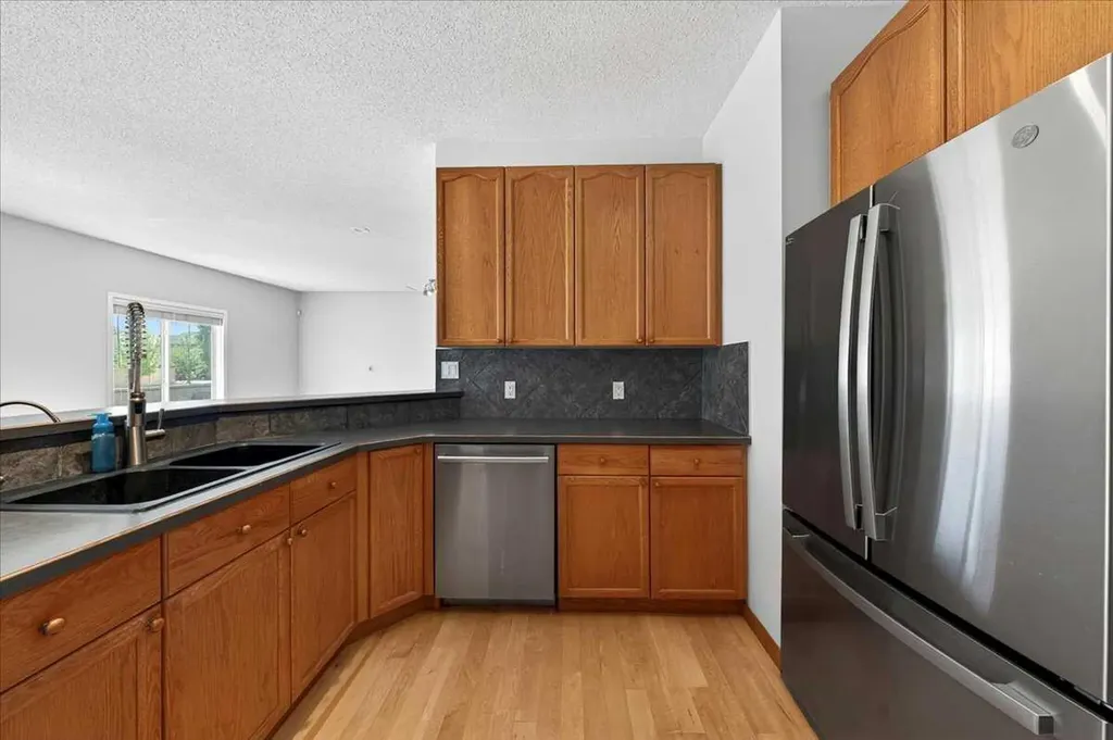 18 Cougarstone Bay SW Calgary AB T3H 4Z4