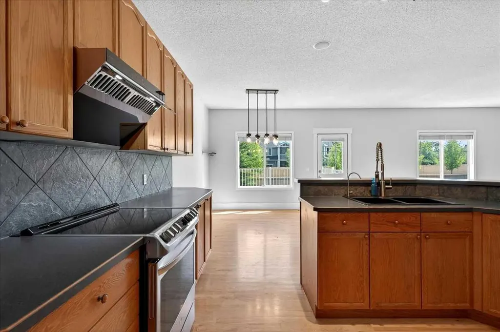 18 Cougarstone Bay SW Calgary AB T3H 4Z4