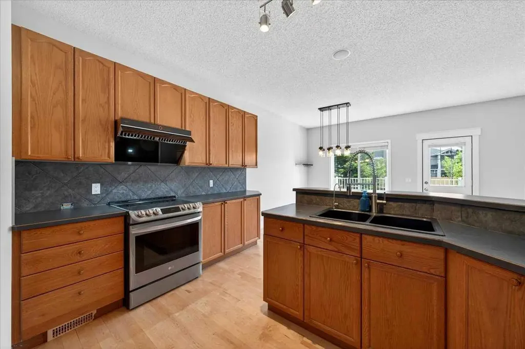 18 Cougarstone Bay SW Calgary AB T3H 4Z4