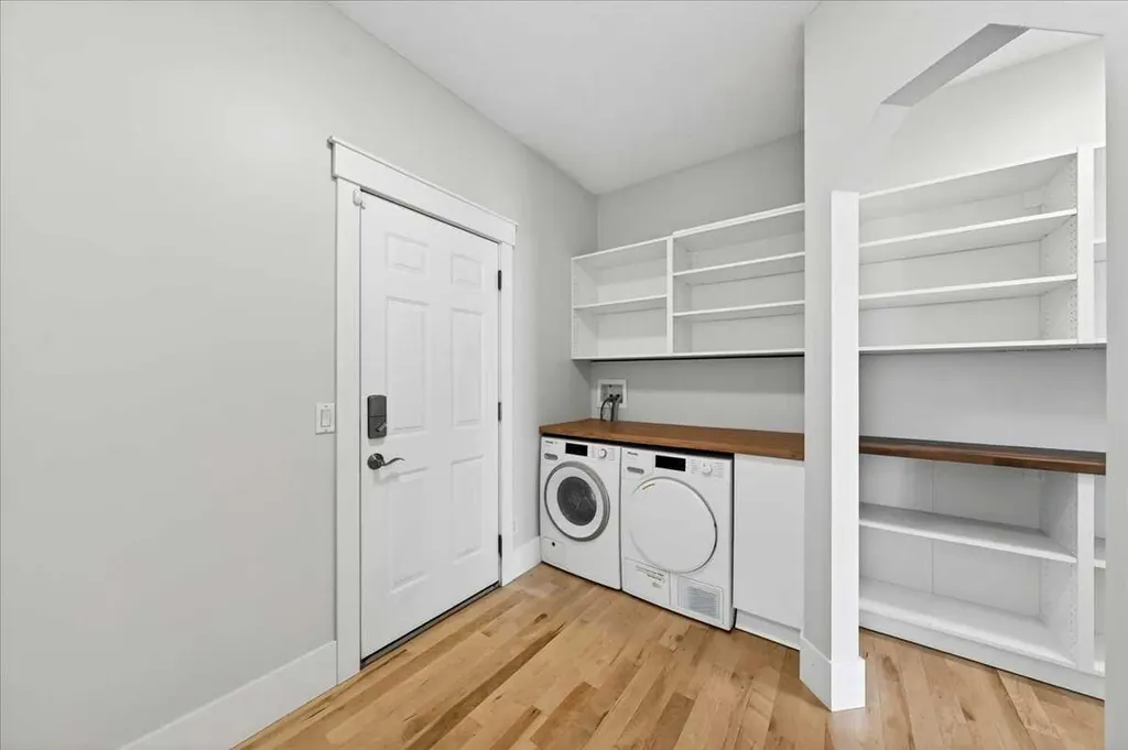 18 Cougarstone Bay SW Calgary AB T3H 4Z4