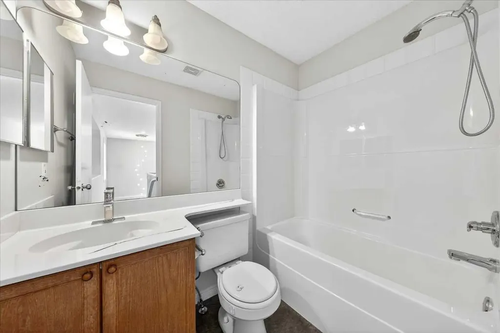 18 Cougarstone Bay SW Calgary AB T3H 4Z4