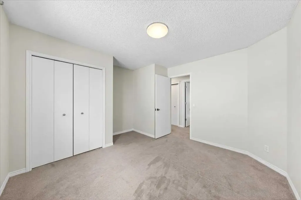 18 Cougarstone Bay SW Calgary AB T3H 4Z4