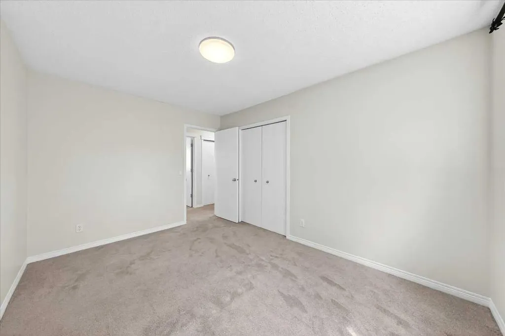 18 Cougarstone Bay SW Calgary AB T3H 4Z4
