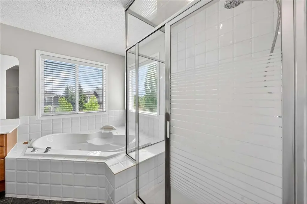 18 Cougarstone Bay SW Calgary AB T3H 4Z4