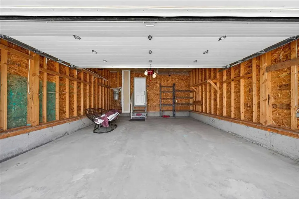 18 Cougarstone Bay SW Calgary AB T3H 4Z4