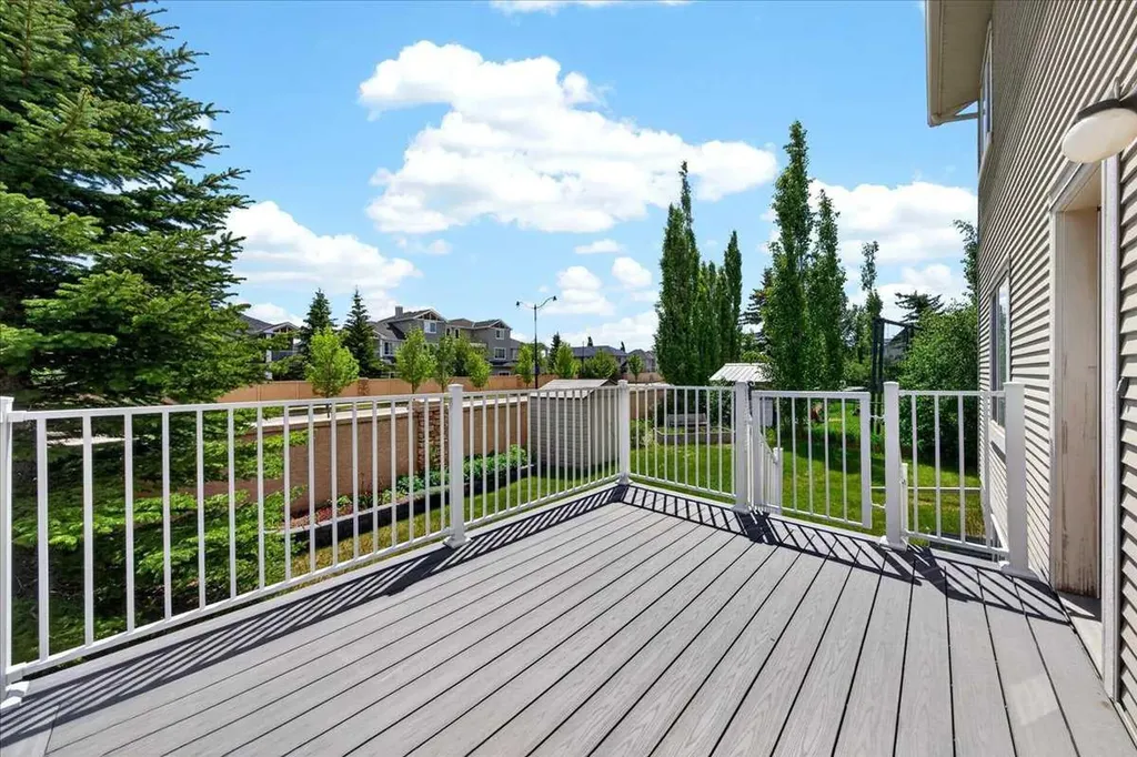 18 Cougarstone Bay SW Calgary AB T3H 4Z4