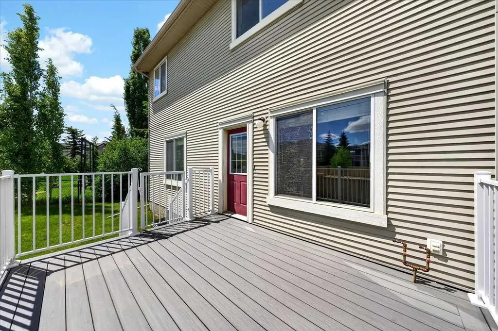 18 Cougarstone Bay SW Calgary AB T3H 4Z4