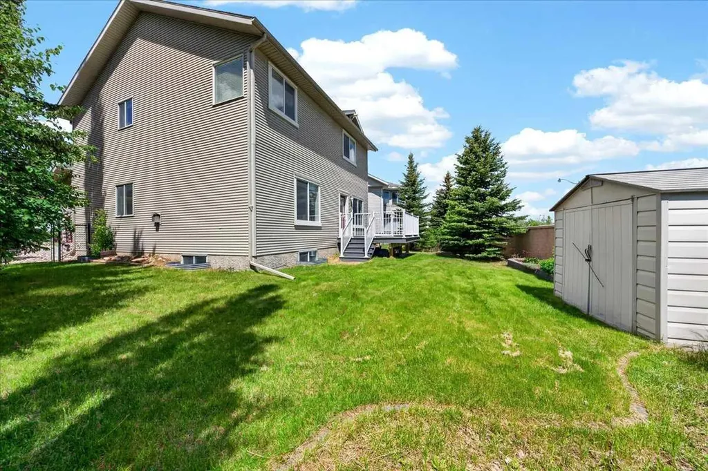 18 Cougarstone Bay SW Calgary AB T3H 4Z4