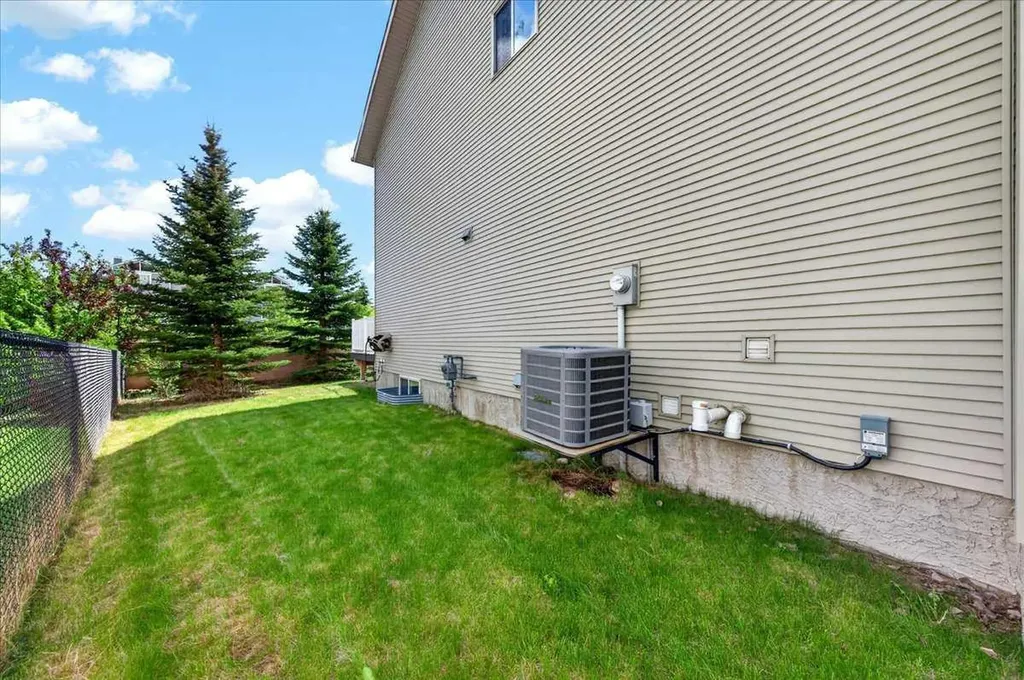18 Cougarstone Bay SW Calgary AB T3H 4Z4