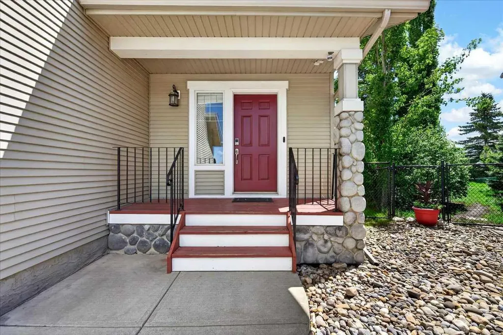 18 Cougarstone Bay SW Calgary AB T3H 4Z4