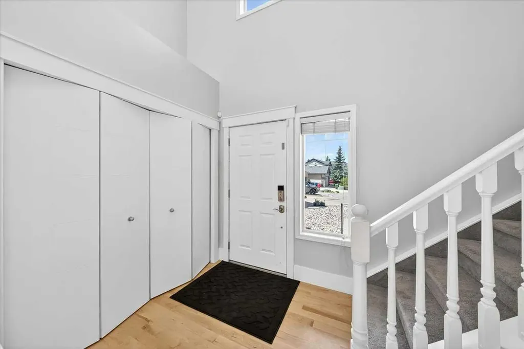 18 Cougarstone Bay SW Calgary AB T3H 4Z4