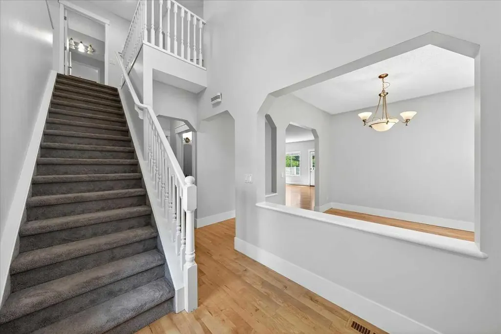 18 Cougarstone Bay SW Calgary AB T3H 4Z4