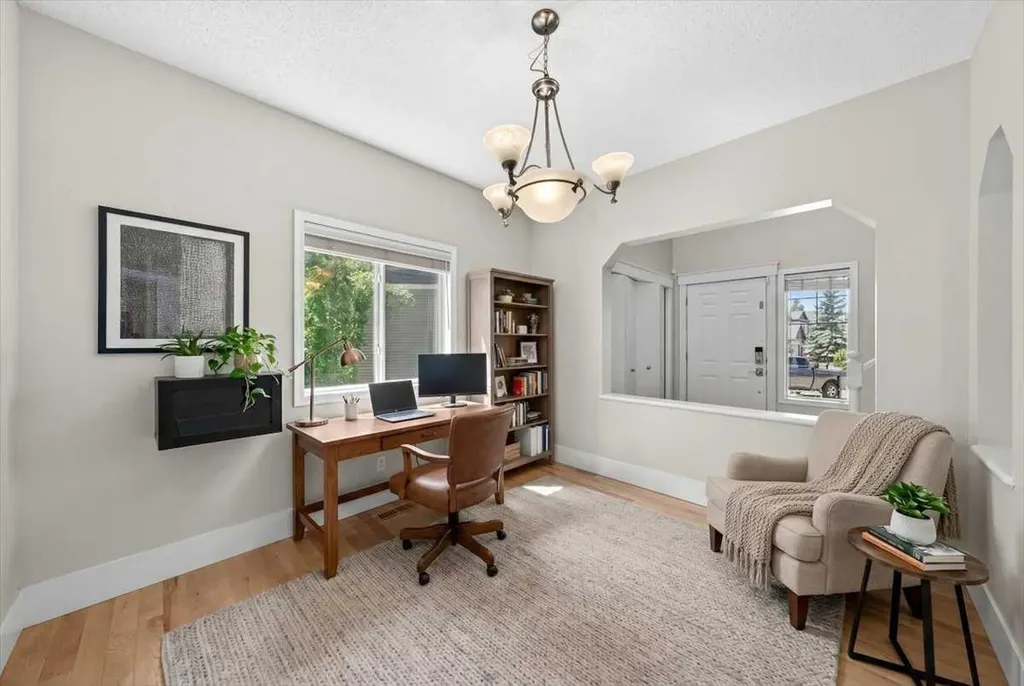 18 Cougarstone Bay SW Calgary AB T3H 4Z4