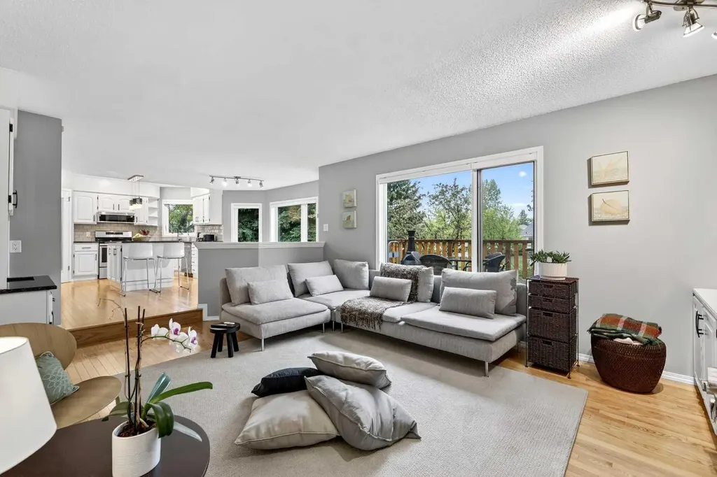 115 Woodpark Terrace SW Calgary AB T2W 6E7