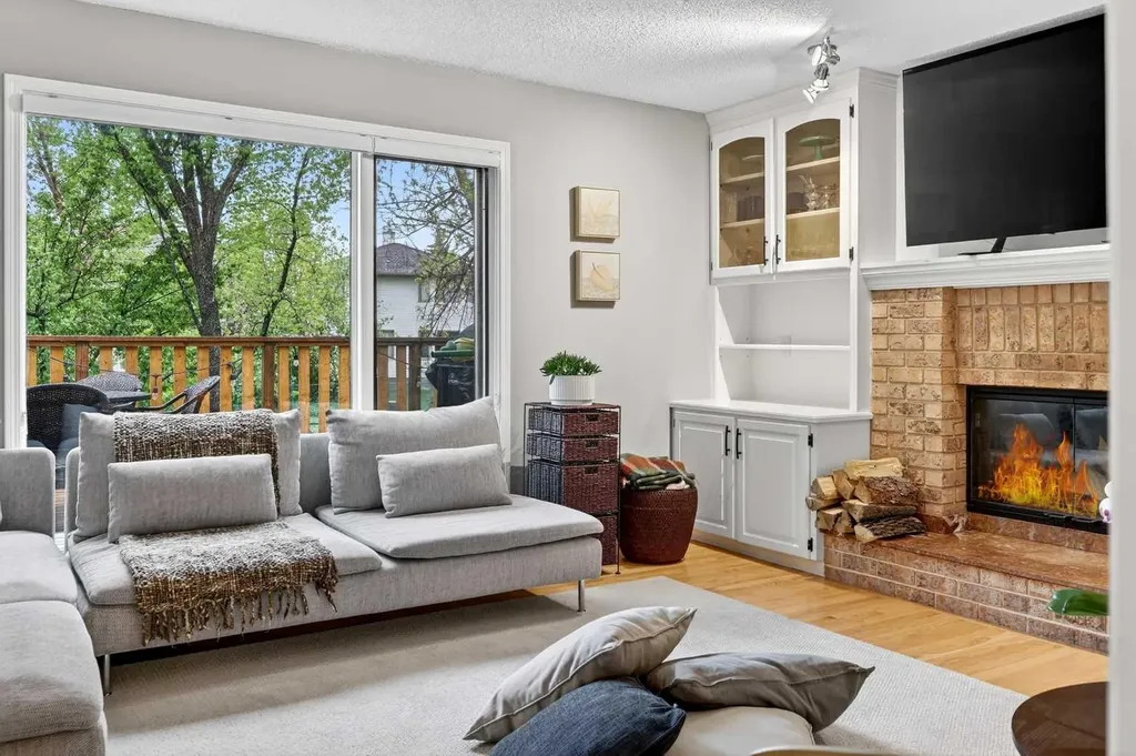115 Woodpark Terrace SW Calgary AB T2W 6E7