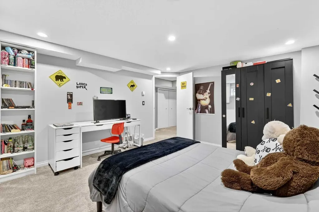 115 Woodpark Terrace SW Calgary AB T2W 6E7