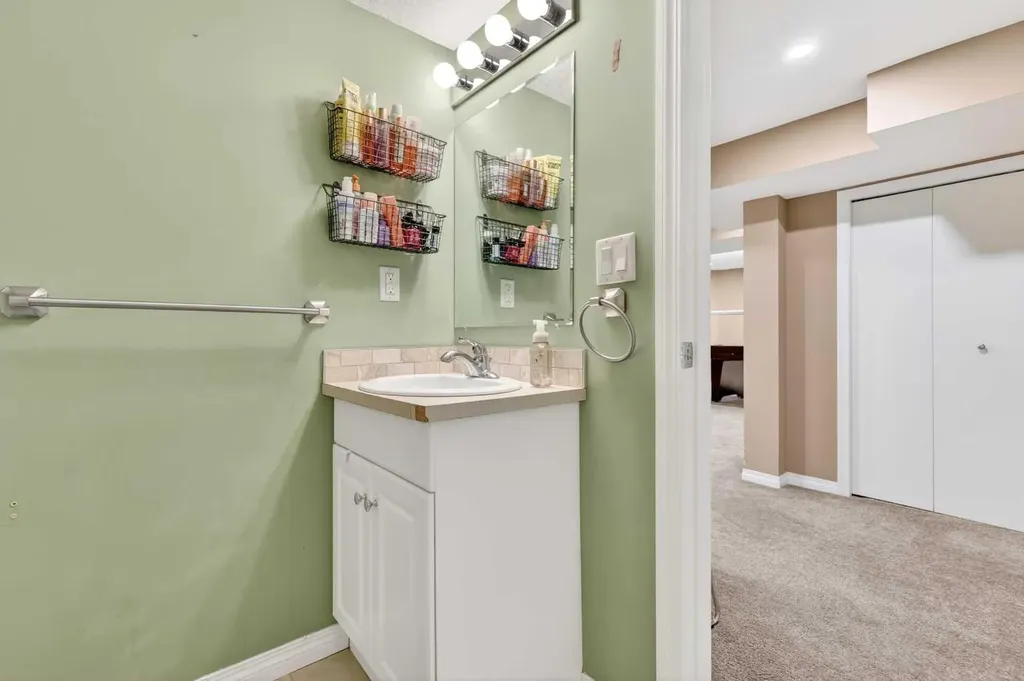 115 Woodpark Terrace SW Calgary AB T2W 6E7