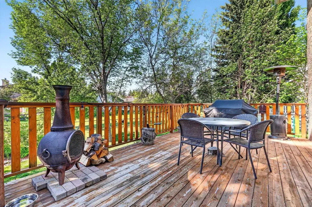 115 Woodpark Terrace SW Calgary AB T2W 6E7