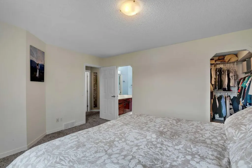 28 Cranwell Crescent SE Calgary AB T3M 1E9