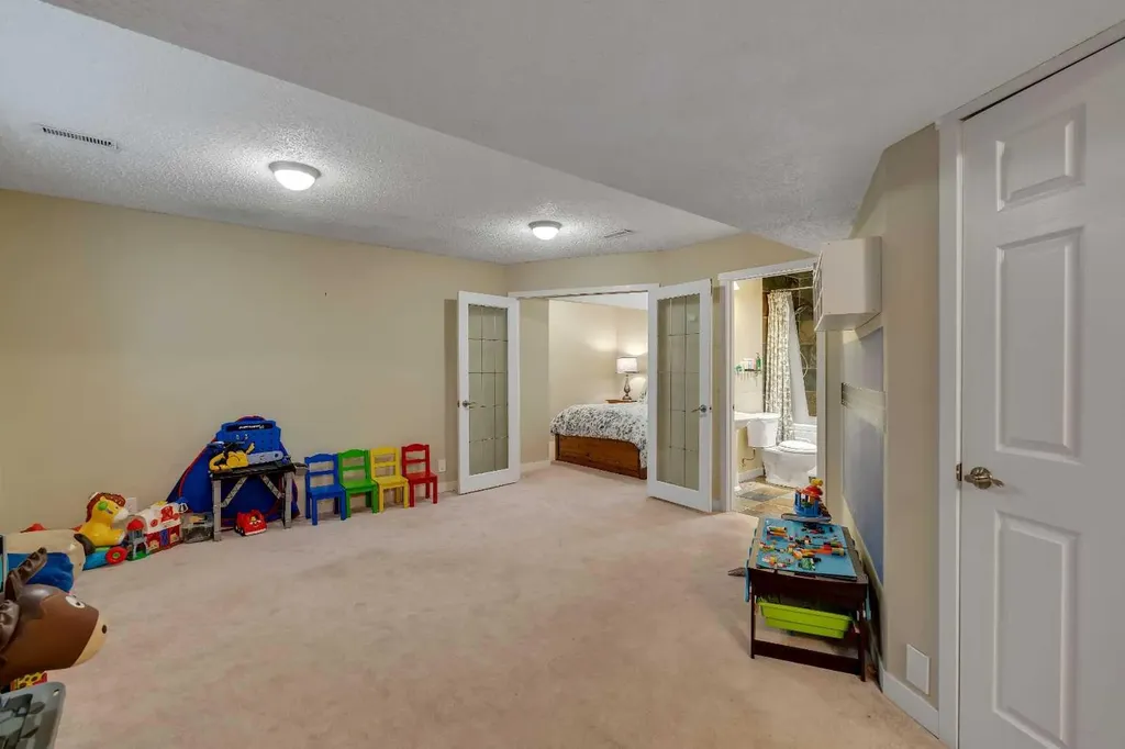 28 Cranwell Crescent SE Calgary AB T3M 1E9