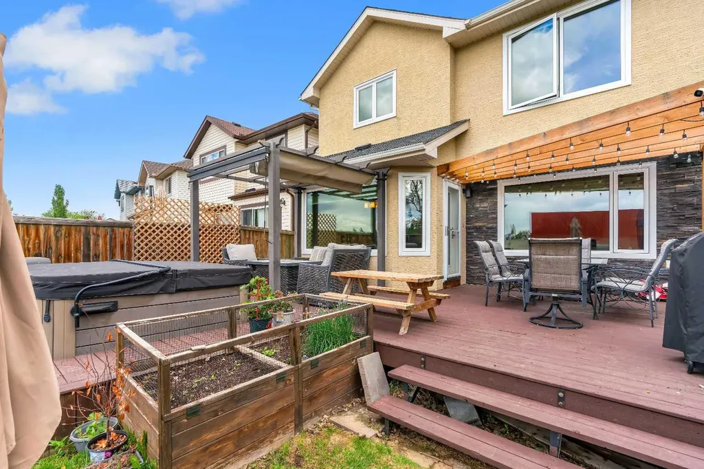 28 Cranwell Crescent SE Calgary AB T3M 1E9