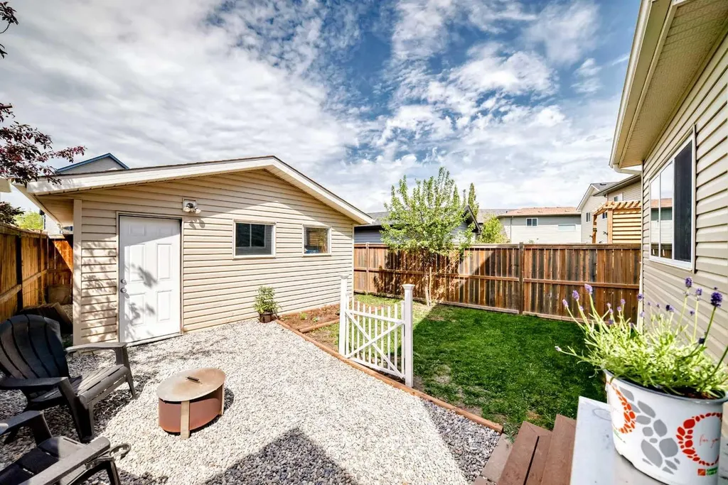 10 Reunion Grove NW Airdrie AB T4B 0Z7