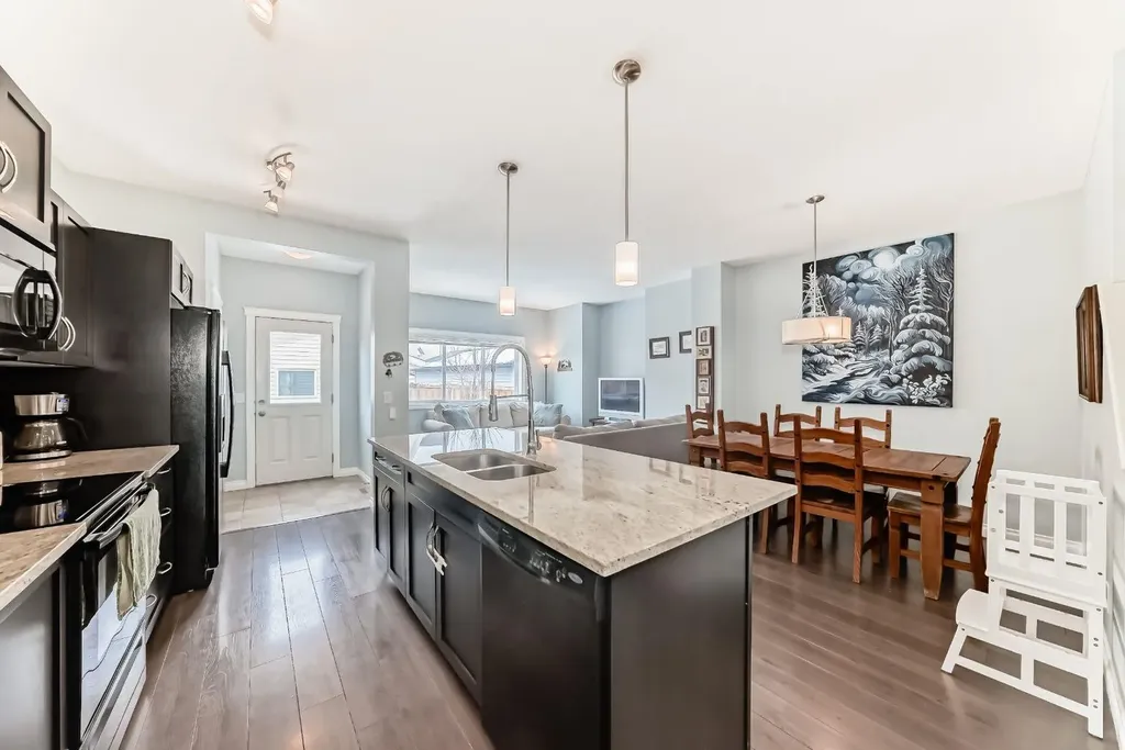 10 Reunion Grove NW Airdrie AB T4B 0Z7