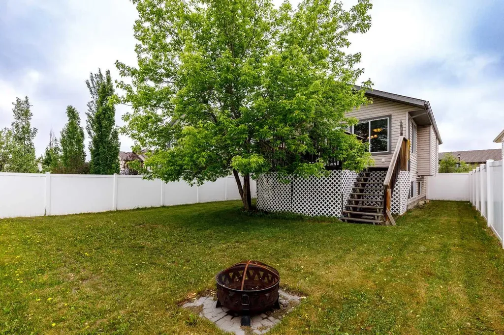 613 Oak Street Springbrook AB T4S 0B5