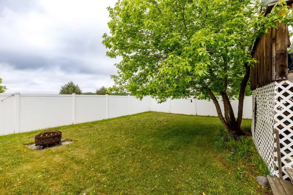 613 Oak Street Springbrook AB T4S 0B5