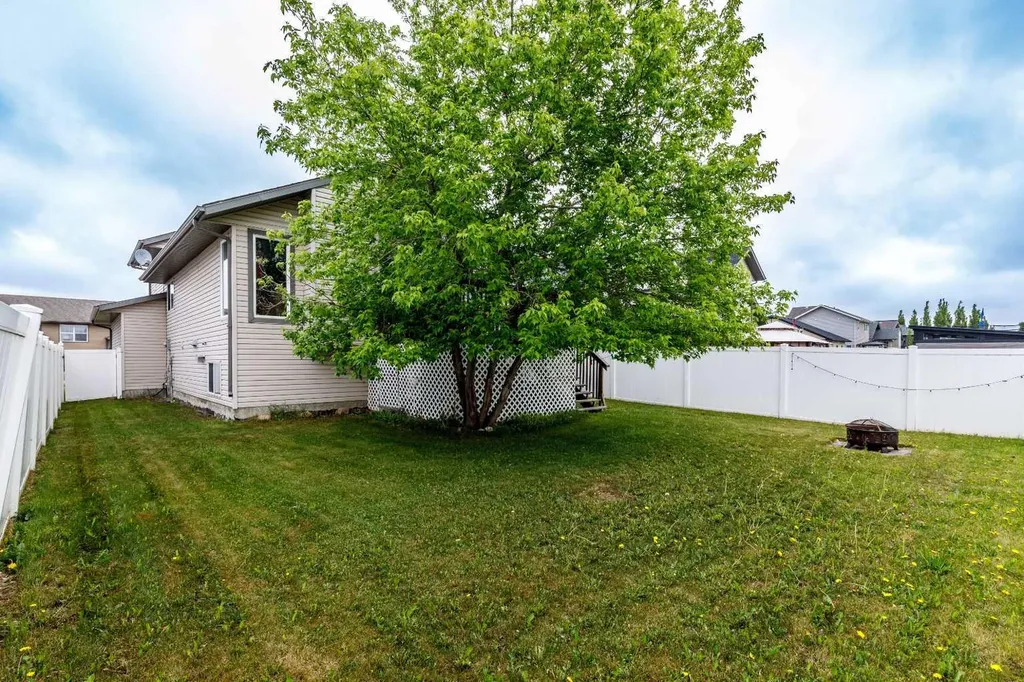 613 Oak Street Springbrook AB T4S 0B5