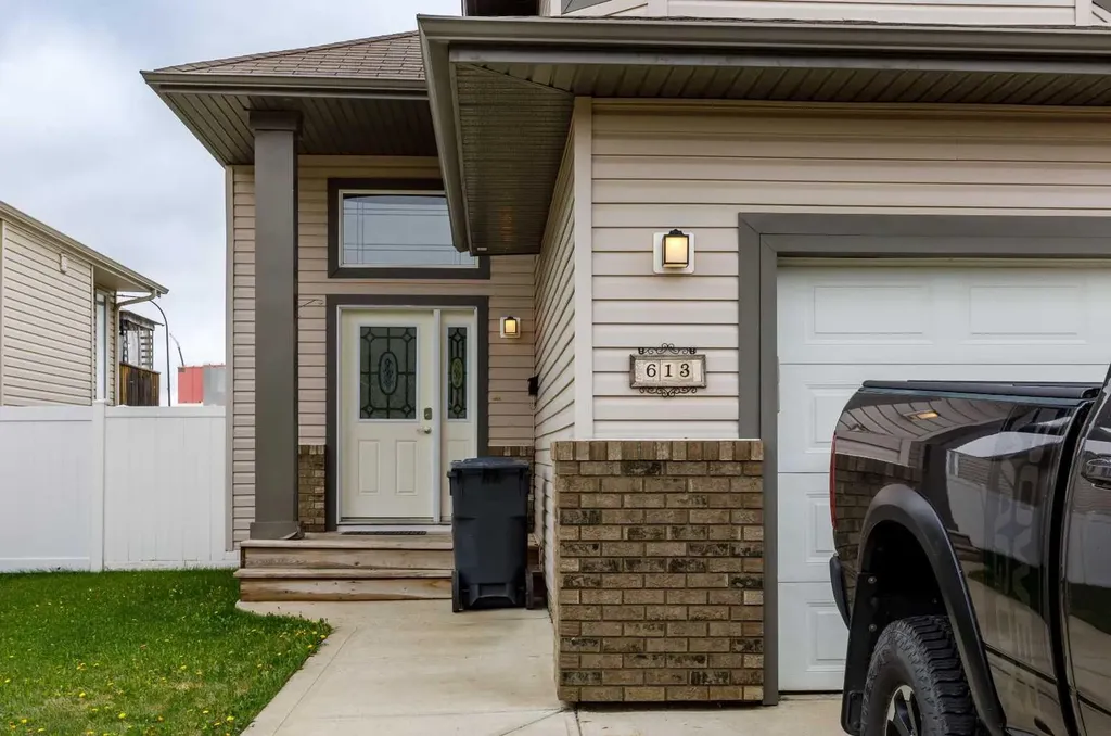 613 Oak Street Springbrook AB T4S 0B5