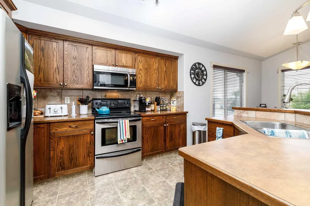 613 Oak Street Springbrook AB T4S 0B5