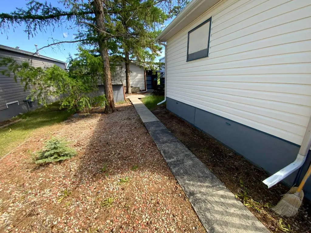 48 Mobile Drive NE Three Hills AB T0M 2A0