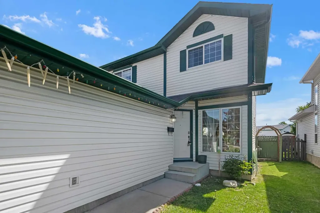 69 Applemont Place SE Calgary AB T2A 7S3