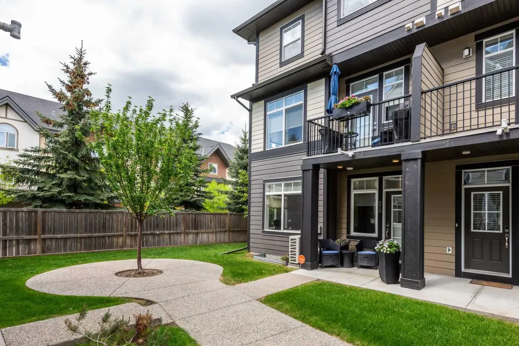 219 Wentworth Row SW Calgary AB T3H 1Y1
