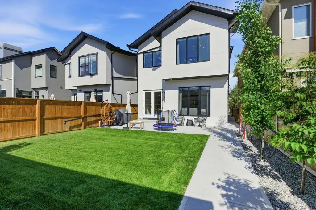625 16 Street NW Calgary AB T2N 2C2