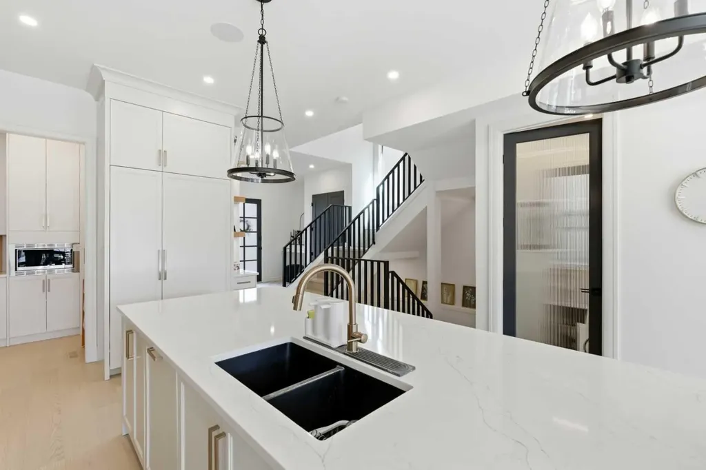 625 16 Street NW Calgary AB T2N 2C2