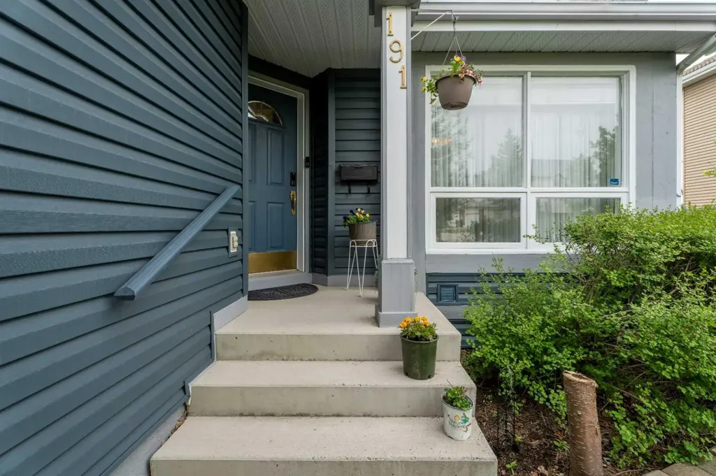 191 Edgebrook Rise NW Calgary AB T3A 5J6