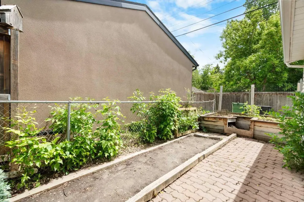 229 11 Avenue NE Calgary AB T2E0Y9