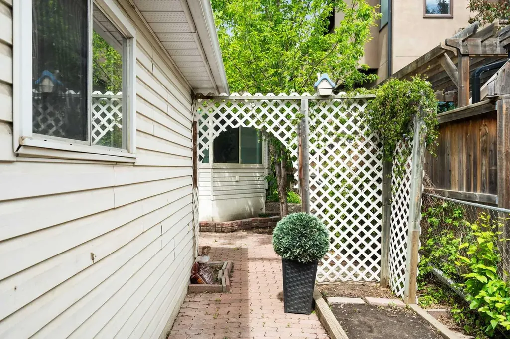 229 11 Avenue NE Calgary AB T2E0Y9
