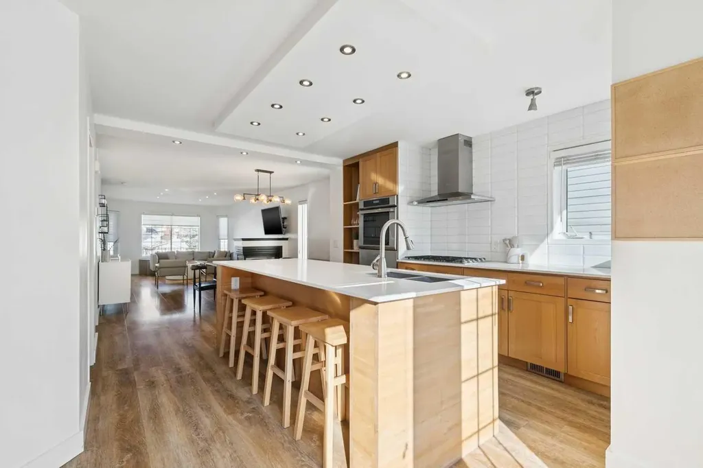2015 36 Avenue SW Calgary AB T2T 2G8