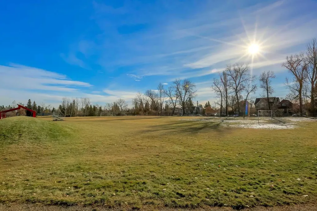 2015 36 Avenue SW Calgary AB T2T 2G8