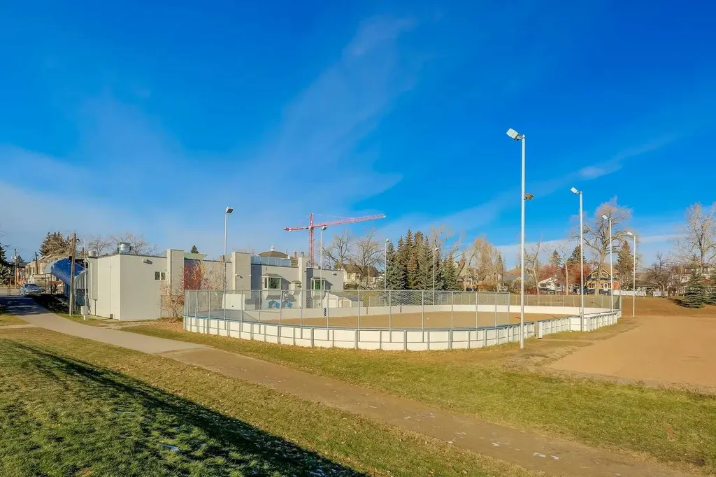 2015 36 Avenue SW Calgary AB T2T 2G8