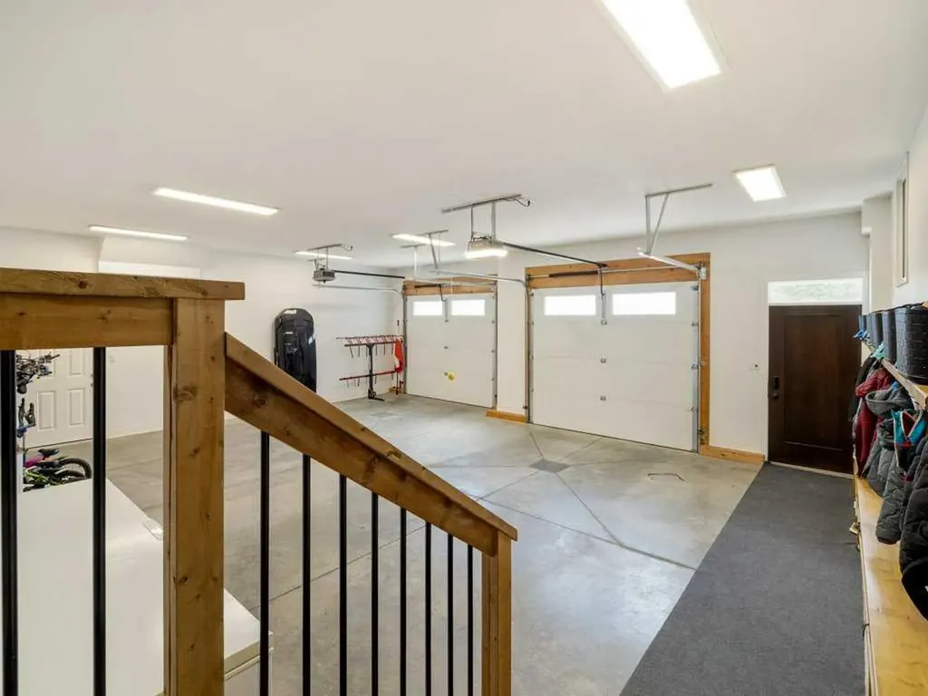 1305 7 Street N Lethbridge AB T1H 1Y8
