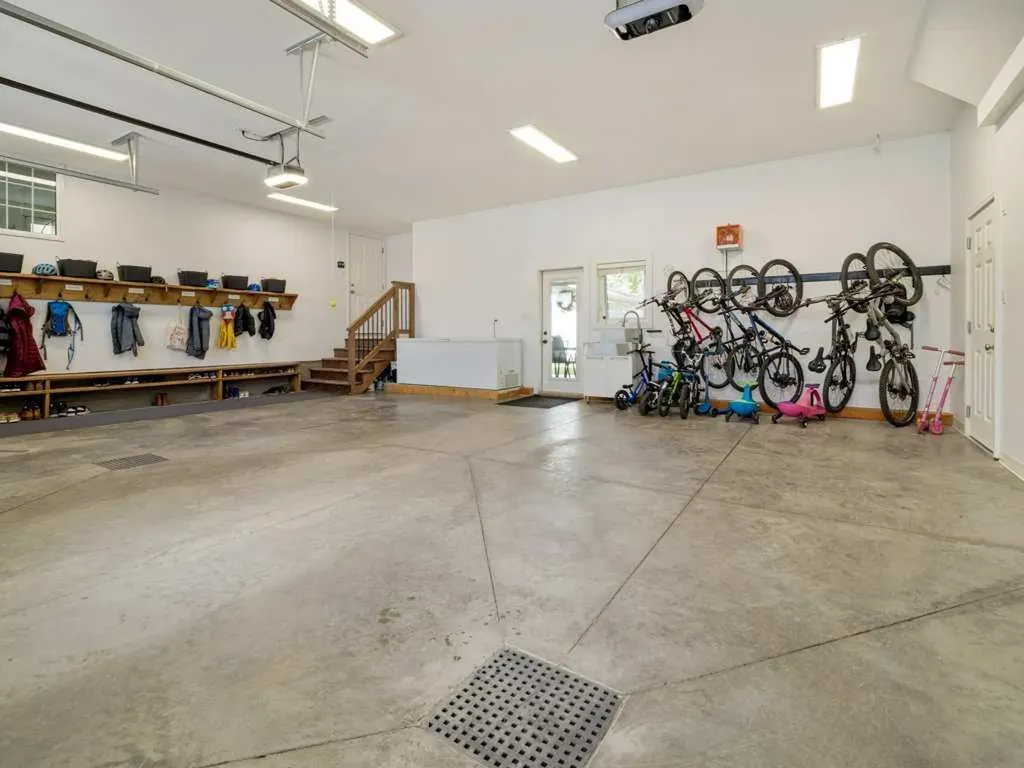 1305 7 Street N Lethbridge AB T1H 1Y8