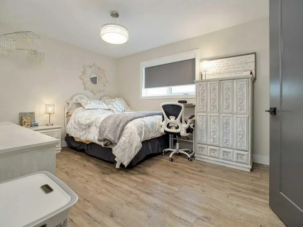 1305 7 Street N Lethbridge AB T1H 1Y8