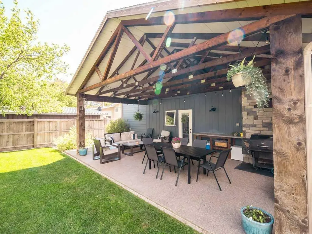 1305 7 Street N Lethbridge AB T1H 1Y8