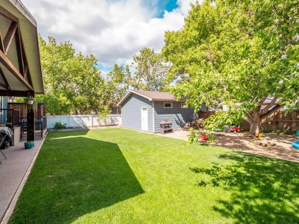 1305 7 Street N Lethbridge AB T1H 1Y8