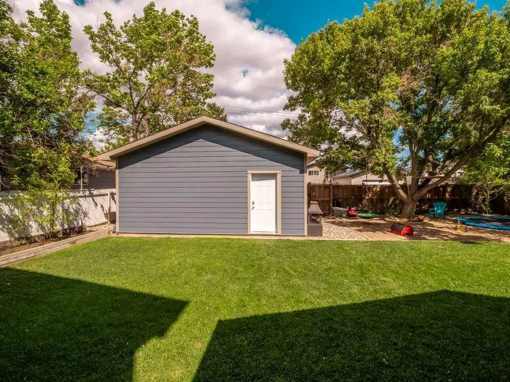 1305 7 Street N Lethbridge AB T1H 1Y8