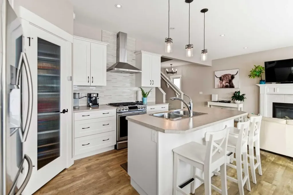 19 Vanveller Way Sylvan Lake AB T4S 0M4